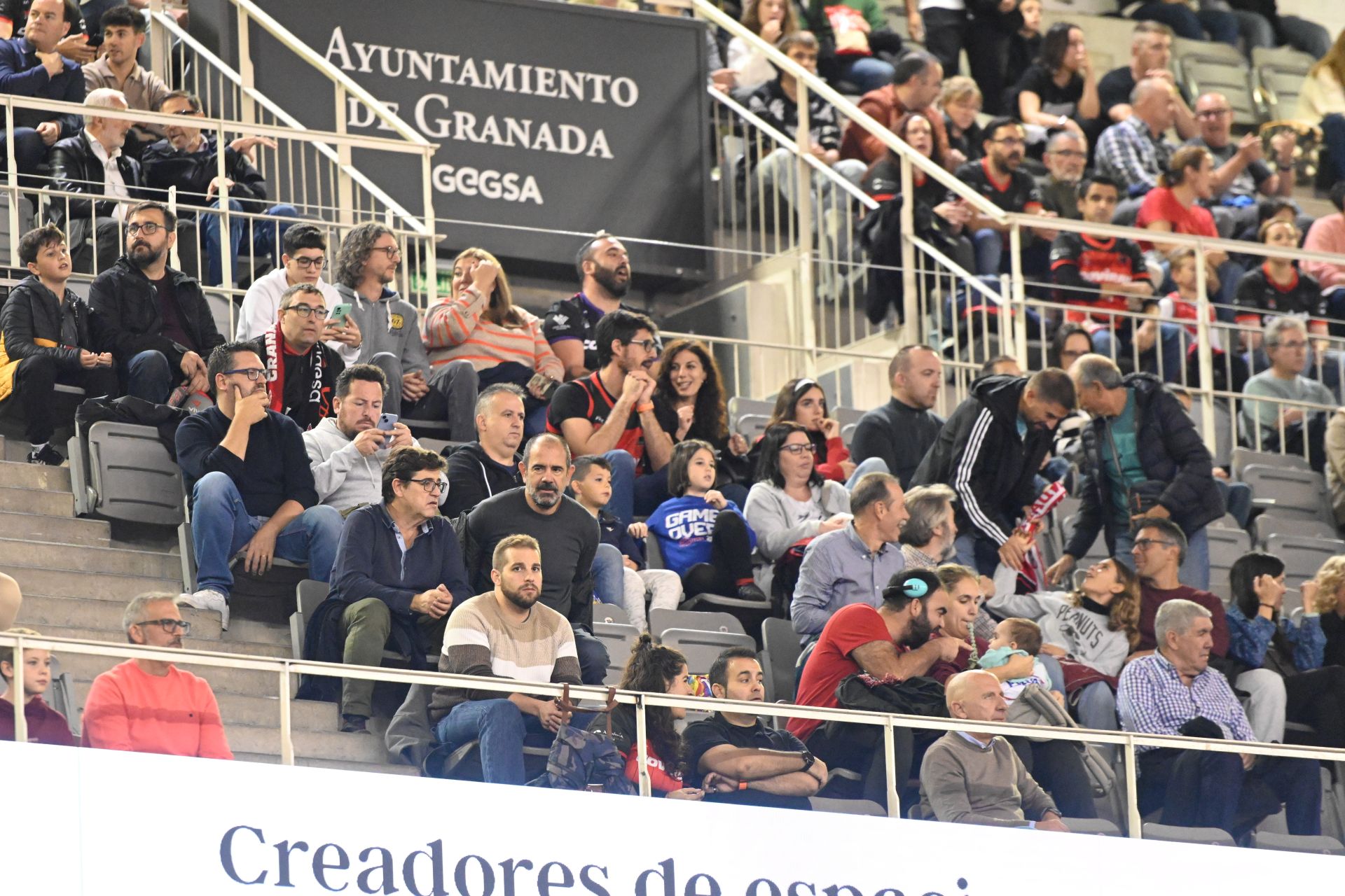 Encuéntrate en la grada durante el Covirán - Bilbao Basket