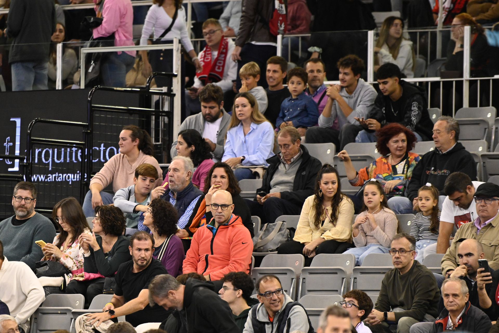 Encuéntrate en la grada durante el Covirán - Bilbao Basket