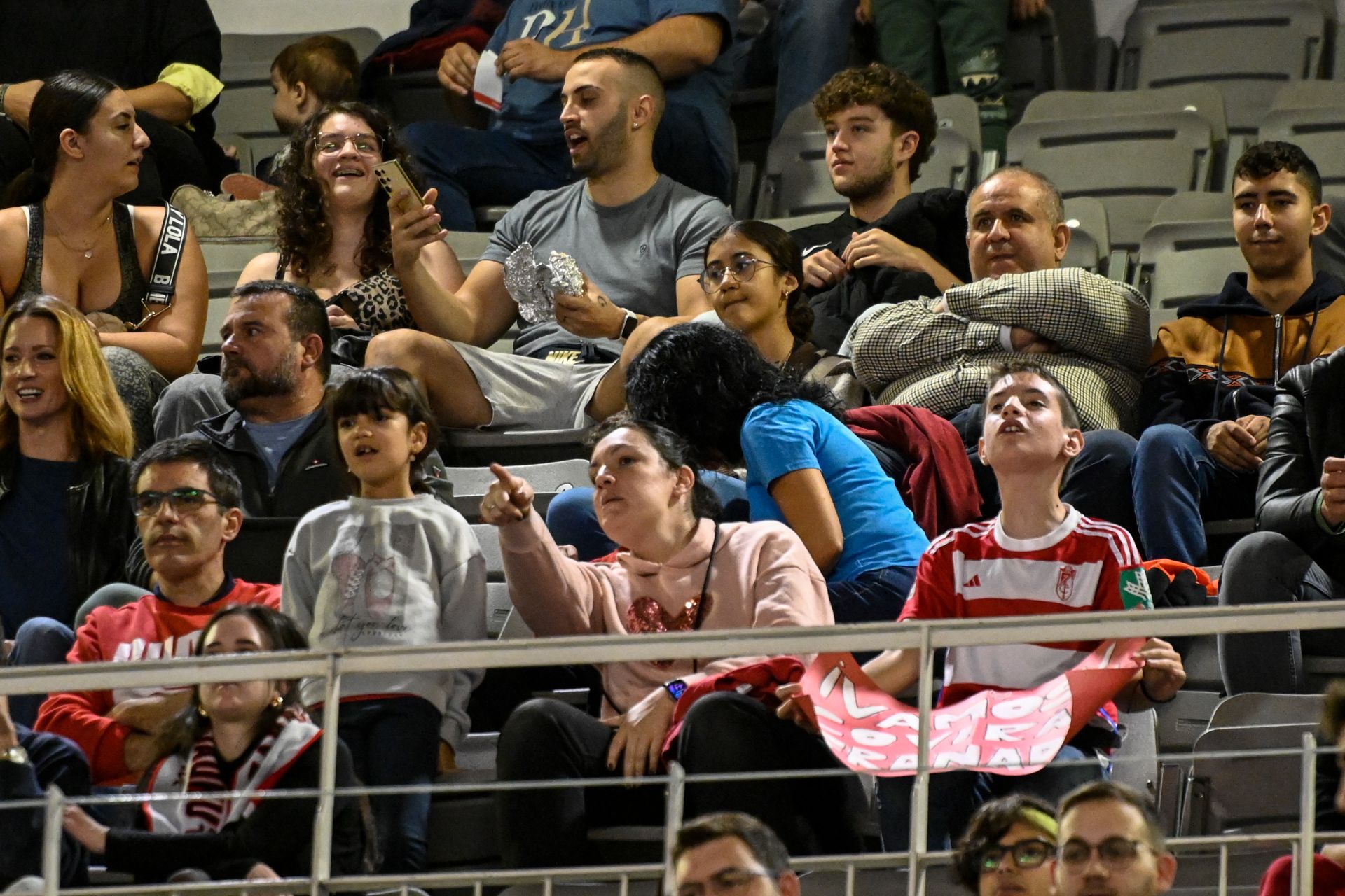 Encuéntrate en la grada durante el Covirán - Bilbao Basket