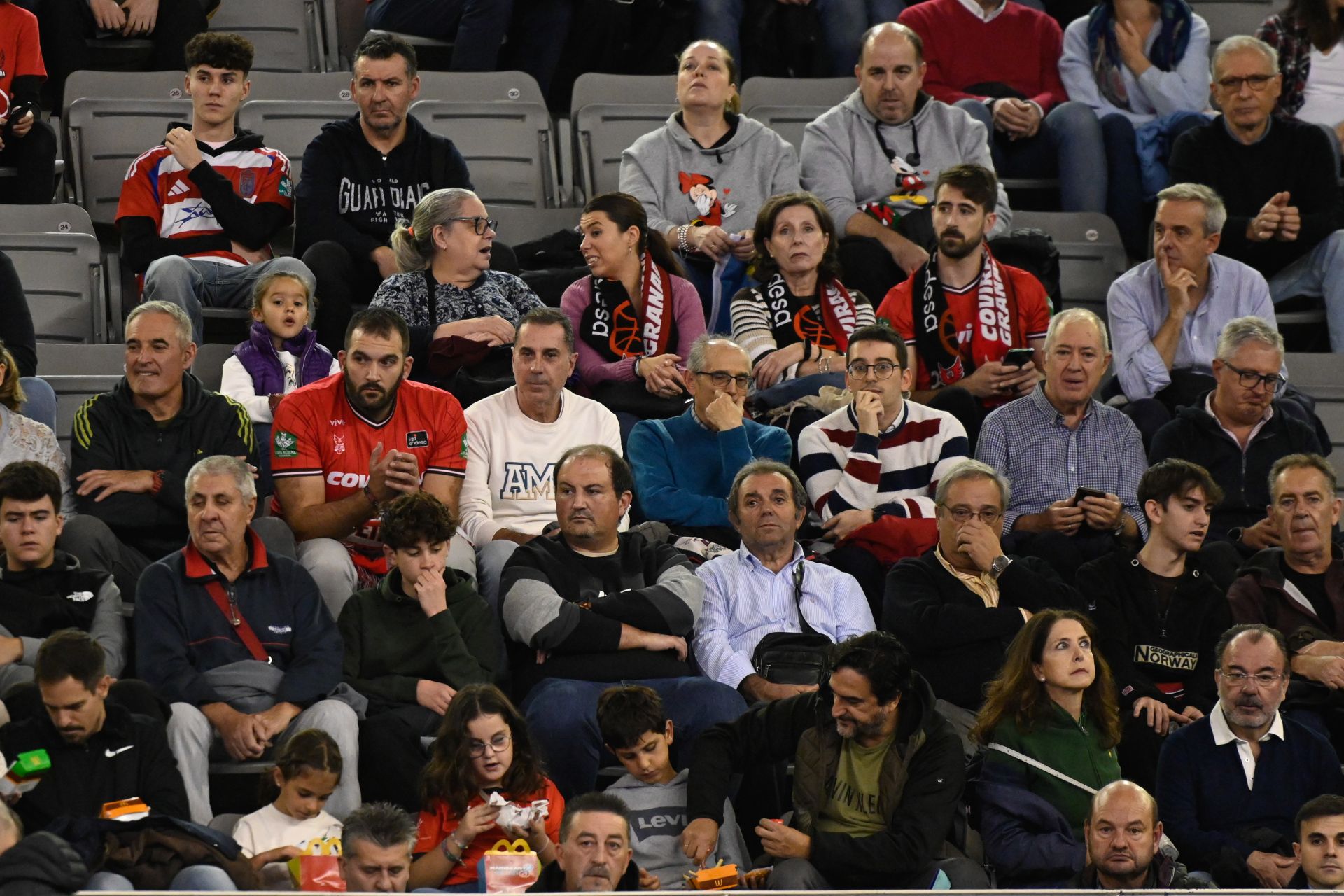 Encuéntrate en la grada durante el Covirán - Bilbao Basket