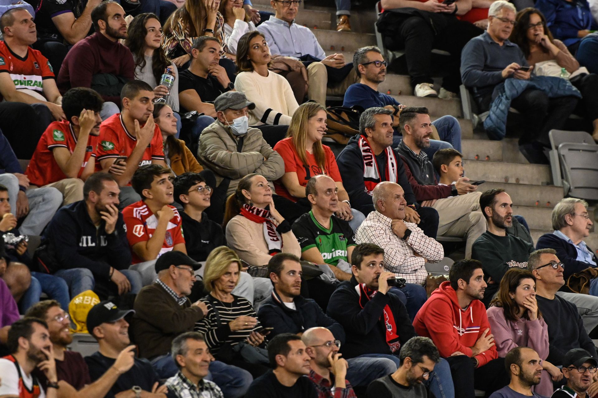 Encuéntrate en la grada durante el Covirán - Bilbao Basket