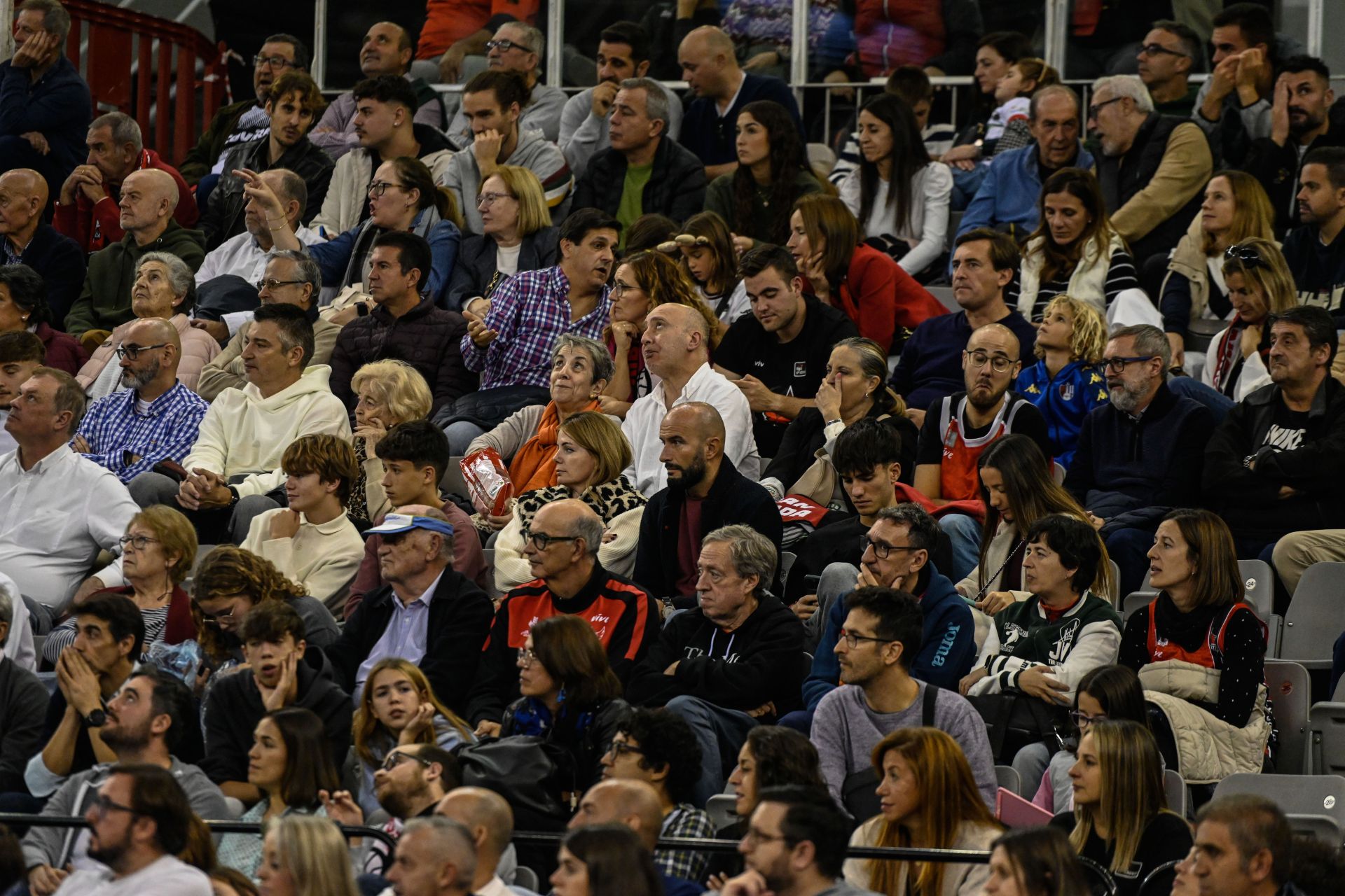 Encuéntrate en la grada durante el Covirán - Bilbao Basket