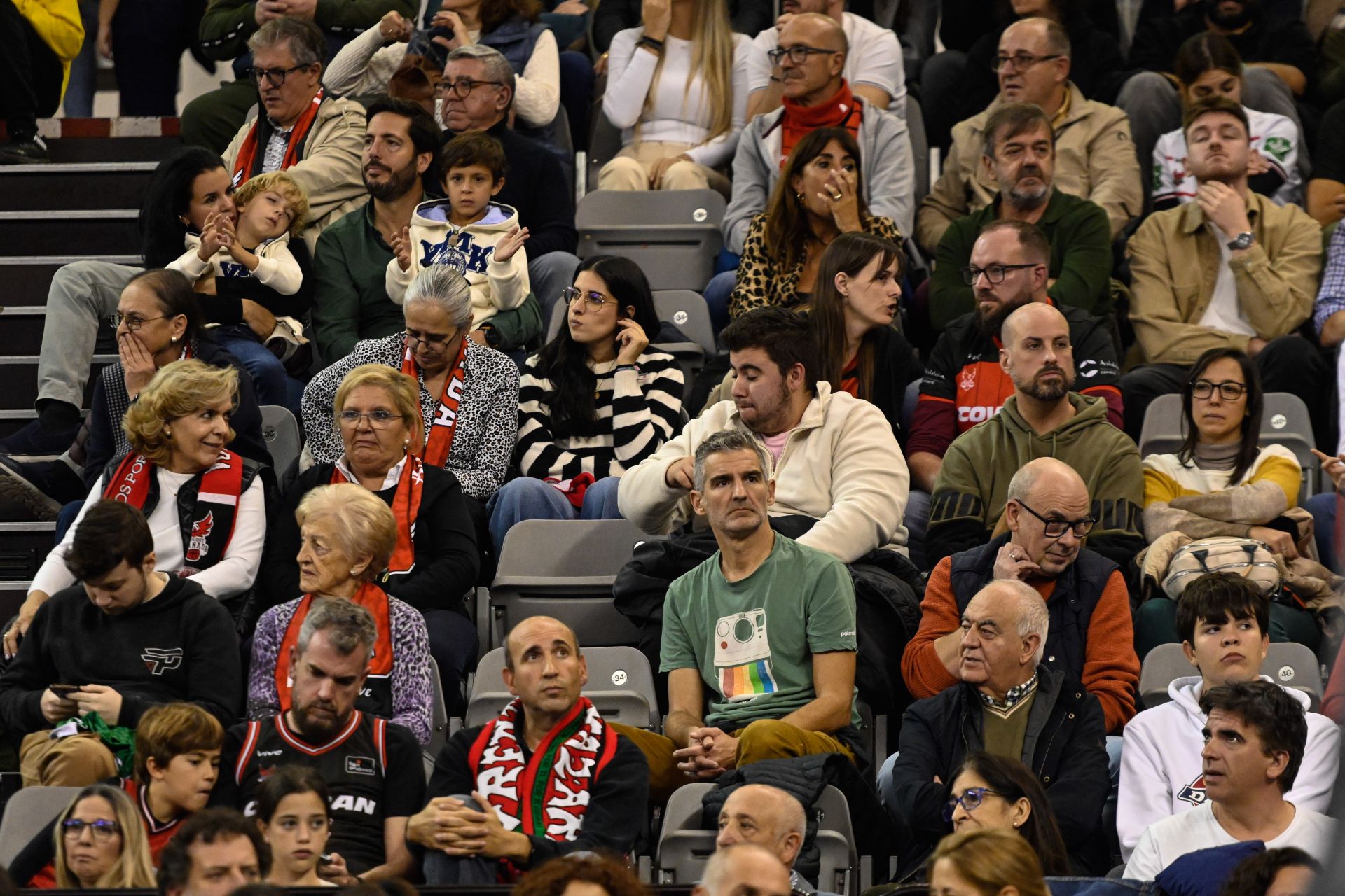 Encuéntrate en la grada durante el Covirán - Bilbao Basket