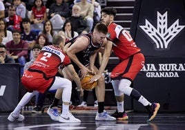 Rousselle (2) y Vicedo (derecha), mejoraron el horrible inicio del Covirán ante el Surne Bilbao.