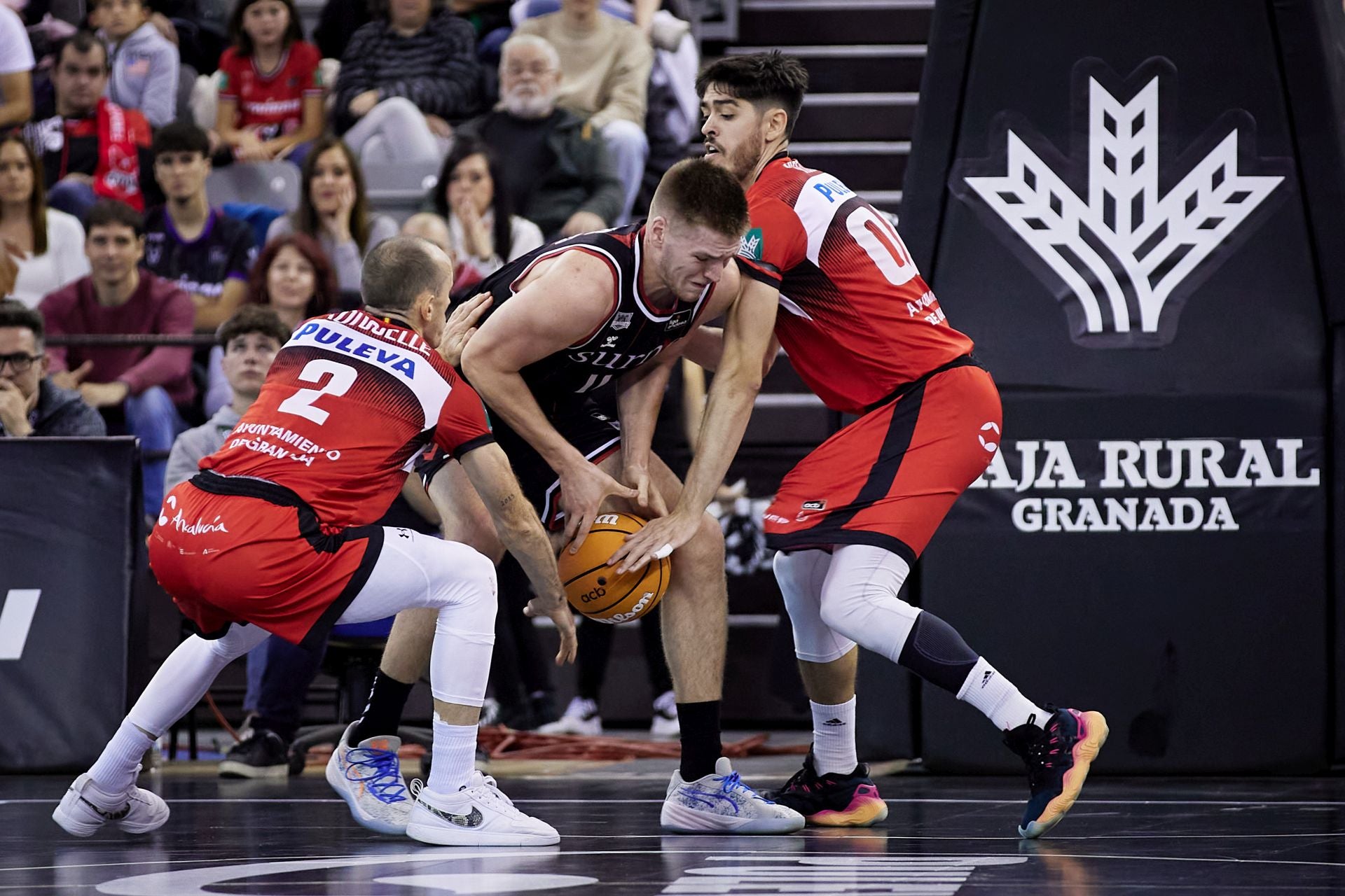 Rousselle (2) y Vicedo (derecha), mejoraron el horrible inicio del Covirán ante el Surne Bilbao.