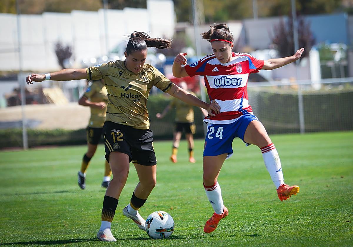 La rojiblanca Alexia disputa el balón ante una rival de la Real Sociedad.