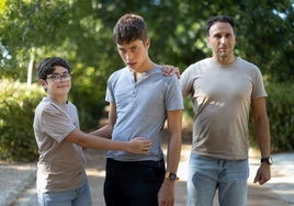 José Daniel con su hermano Hugo y su padre, Daniel.