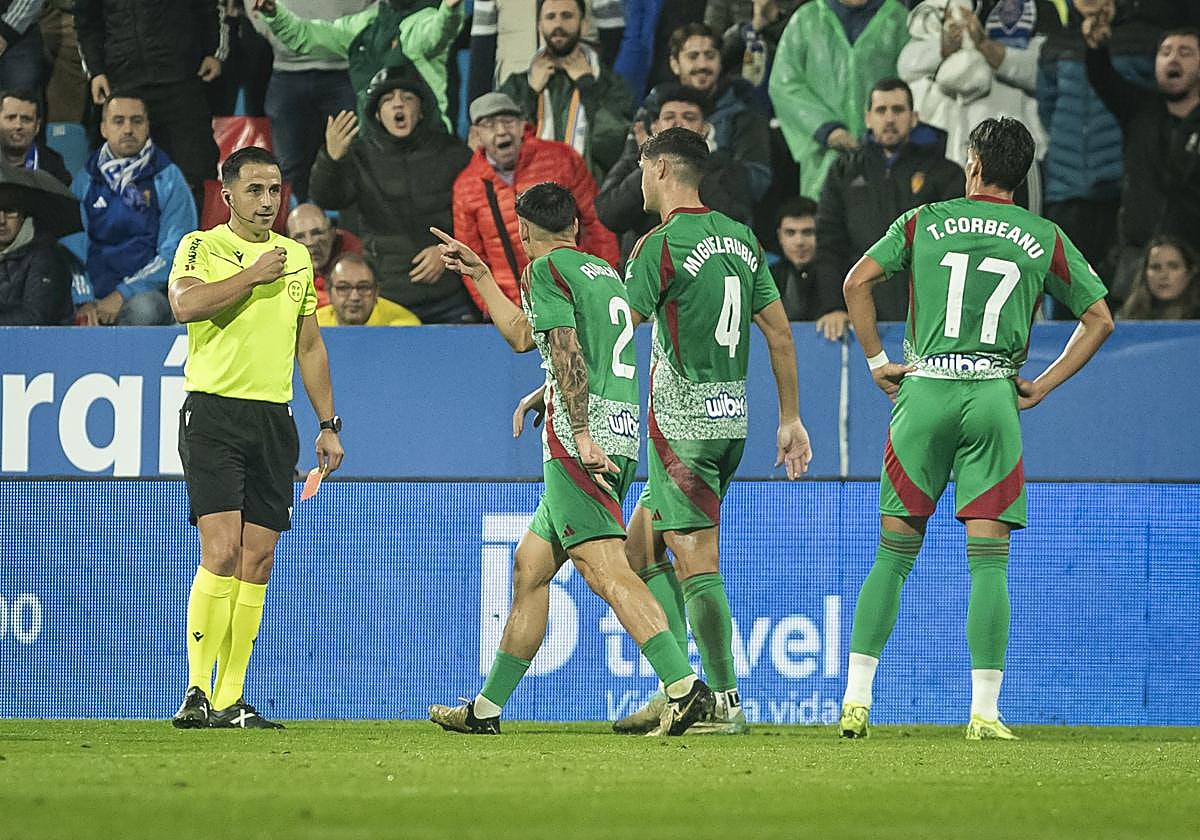 Rubén Sánchez protesta airadamente ante Ais Reig tras su expulsión en La Romareda.