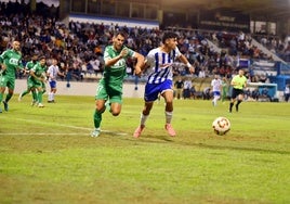 El canterano motrileño Juanma supera al jienense Javi Montoya.