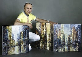 El pintor marteño José Domínguez junto a sus obras