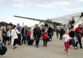 Viajeros, en el aeropuerto de Almería.