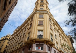 El edificio histórico de Acera del Casino, con el águila del Centro Artístico en la fachada