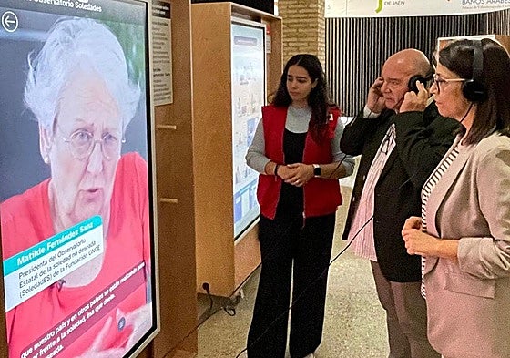 La diputada de Cultura, África Colomo, y el presidente de Cruz Roja Jaén, Jerónimo Vera, visitan la muestra.