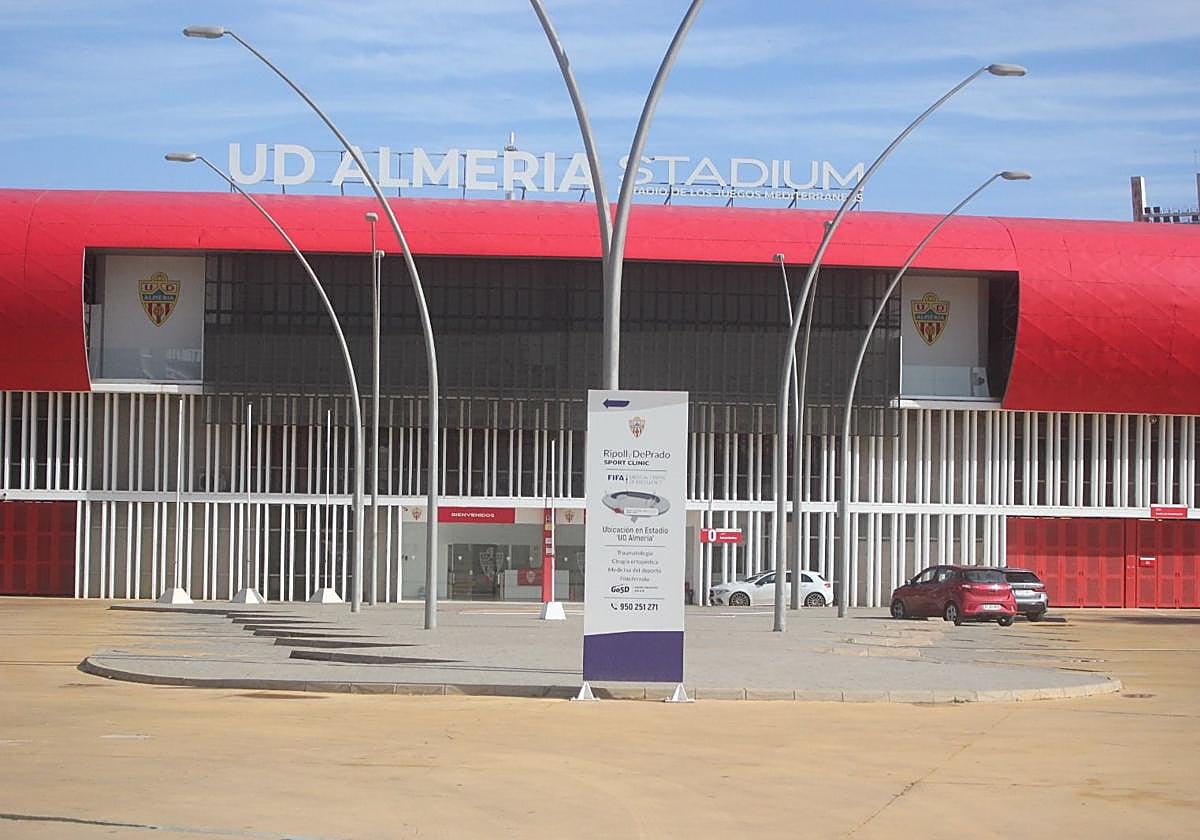 El UD Almería Stadium, sin trasiego de personas a las dos de la tarde.