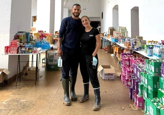 Luis Suárez y su pareja, Carolina, manos a la obra.