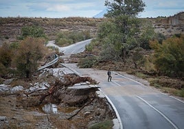 Una carretera de Baza afectada por la riada.