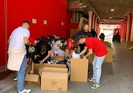 Recogida solidaria con miembros de la nueva grada de animación este lunes en Los Cármenes.
