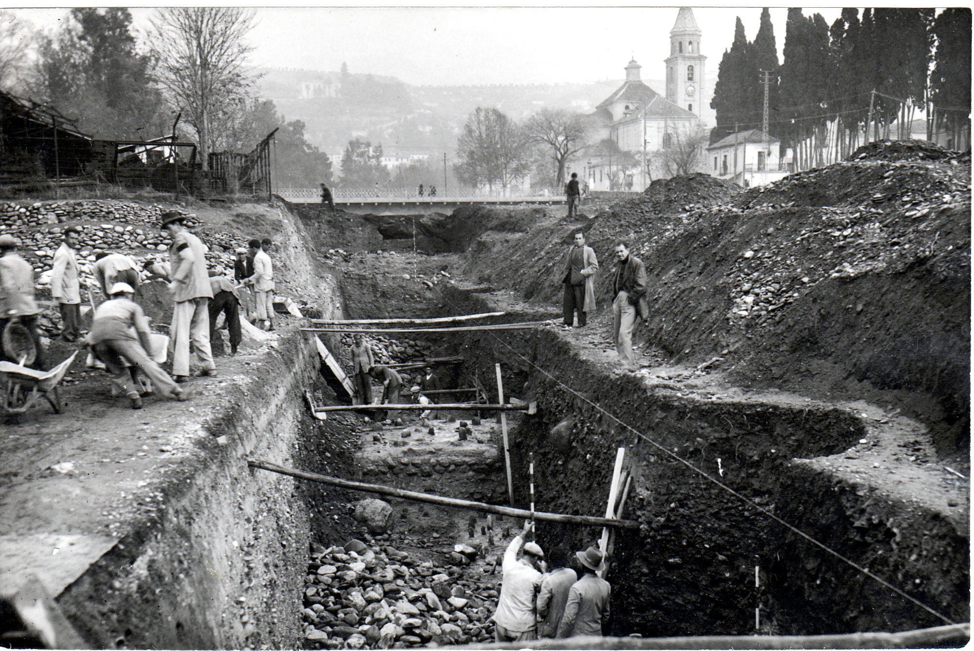 Obras de margenación del río Genil en el tramo urbano que comprende desde el puente del Genil hasta el Camino de Ronda en 1953.