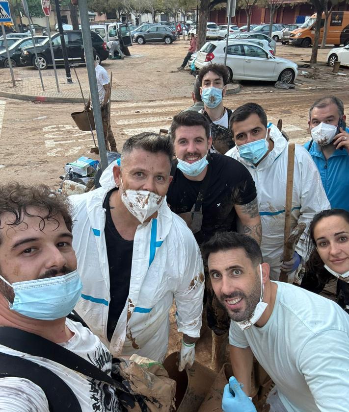 Imagen secundaria 2 - Los jóvenes voluntarios de Granada, en Aldaia.