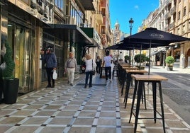 Mesas alineadas en la calle Bernabé Soriano para dejar paso a los viandantes