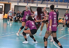 Rosa de la Caridad arma el brazo para anotar uno de los nueve goles del partido.