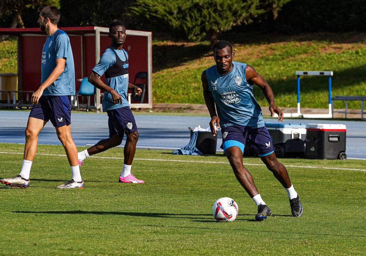 Bruno Langa, controlando el balón durante un entrenamiento