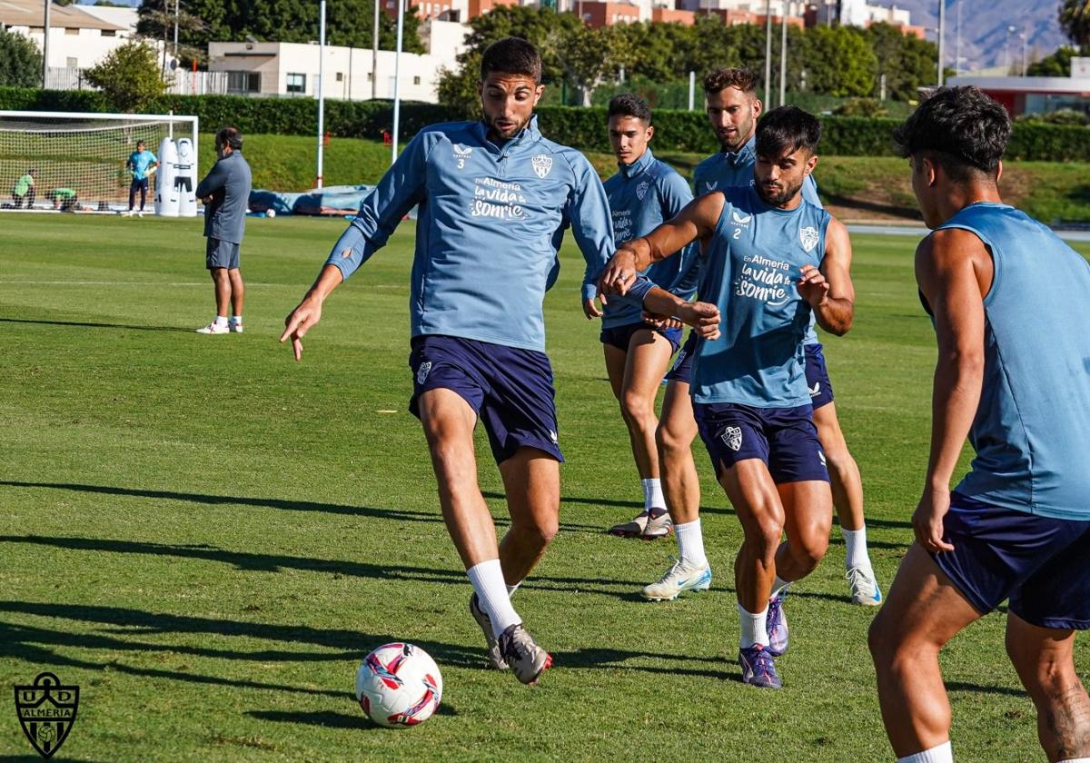 Édgar durante el entrenamiento del Almería