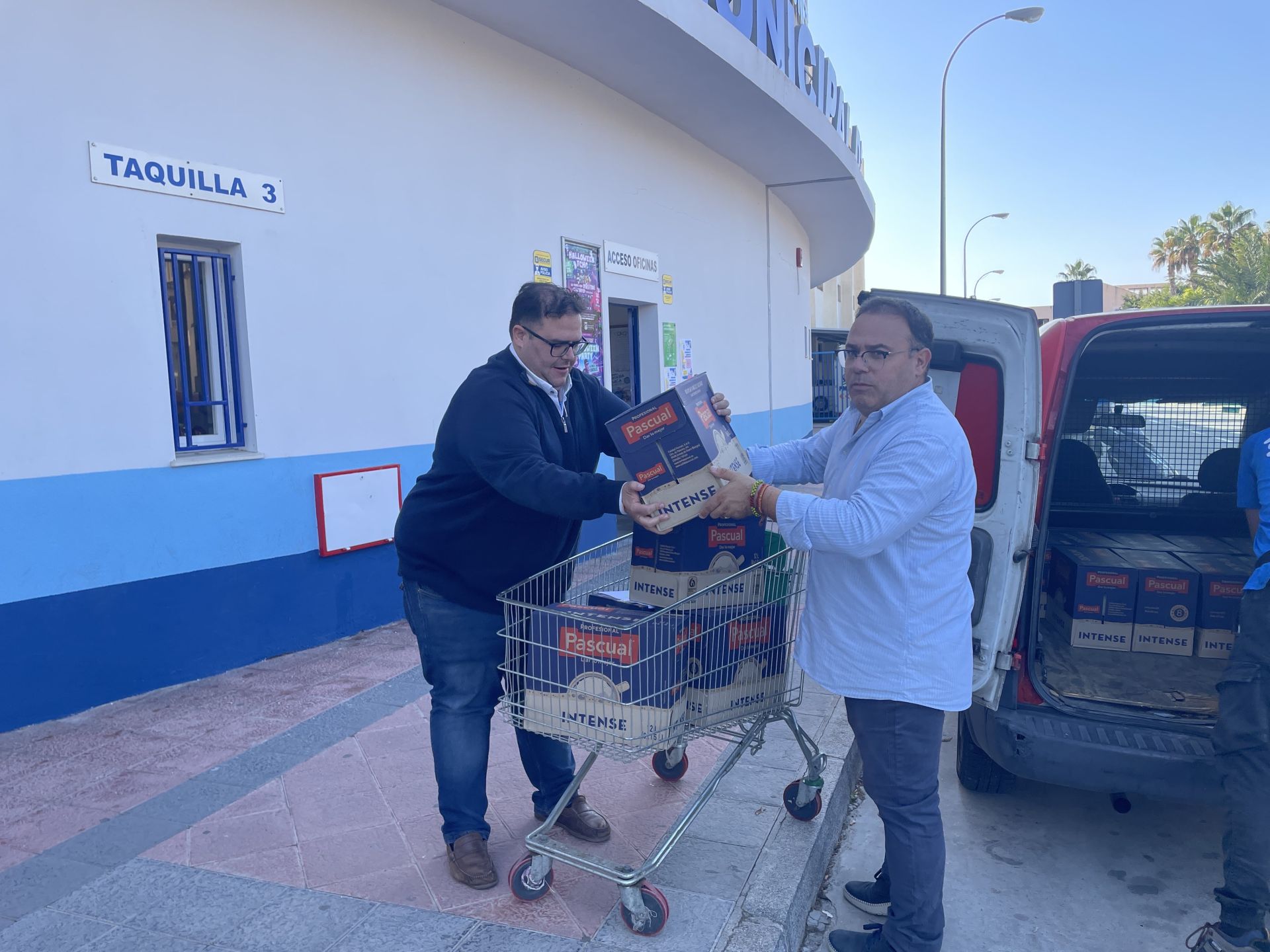 El alcalde de Almuñécar recogiendo alimentos.