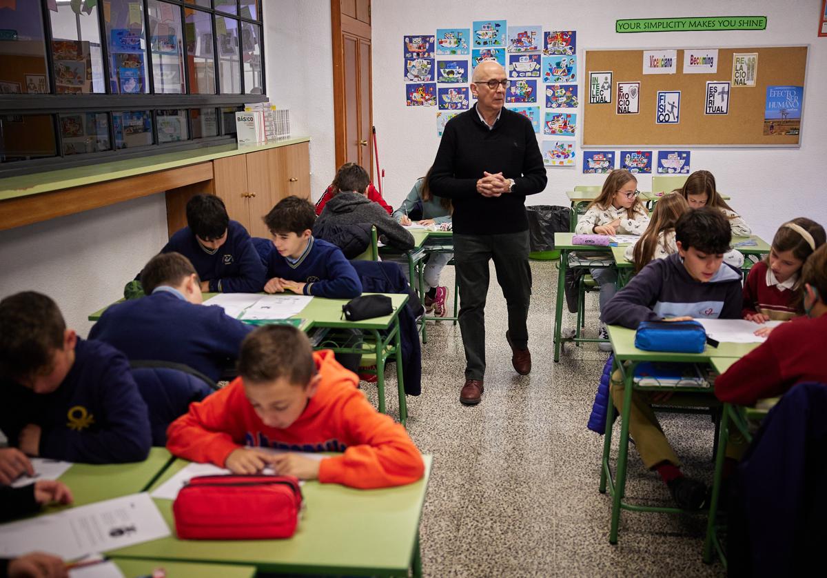 Un profesor en un colegio de Granada, una de las actividades que ha hecho crecer el empleo.