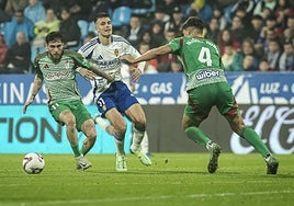 Balón dividido entre Tsitaishvili y Rubio en La Romareda.