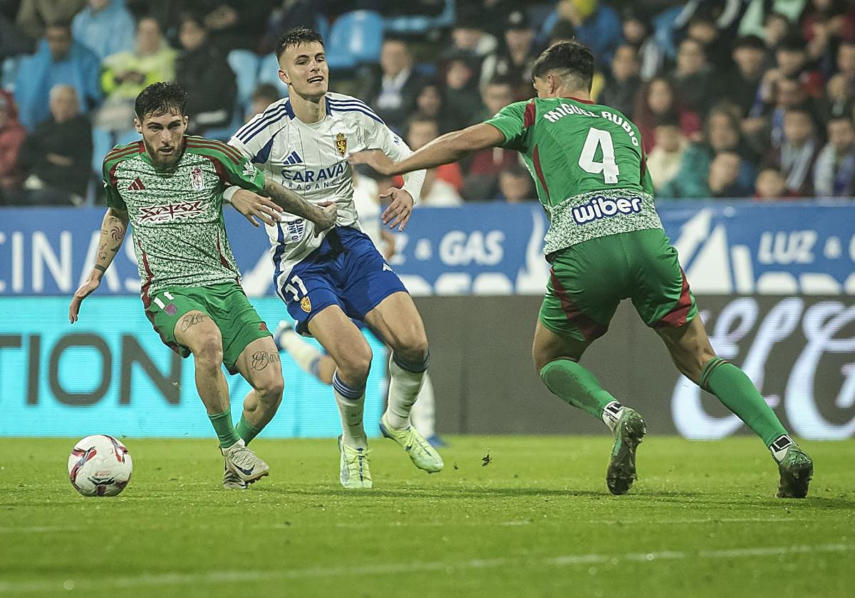 Balón dividido entre Tsitaishvili y Rubio en La Romareda.