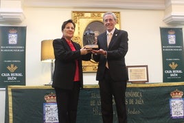 Carmen Linares recibe el premio de la mano de Antonio Martín Mesa