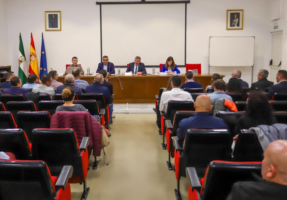 Instante de la reunión entre el subdelegado y los alcaldes afectados por la DANA.