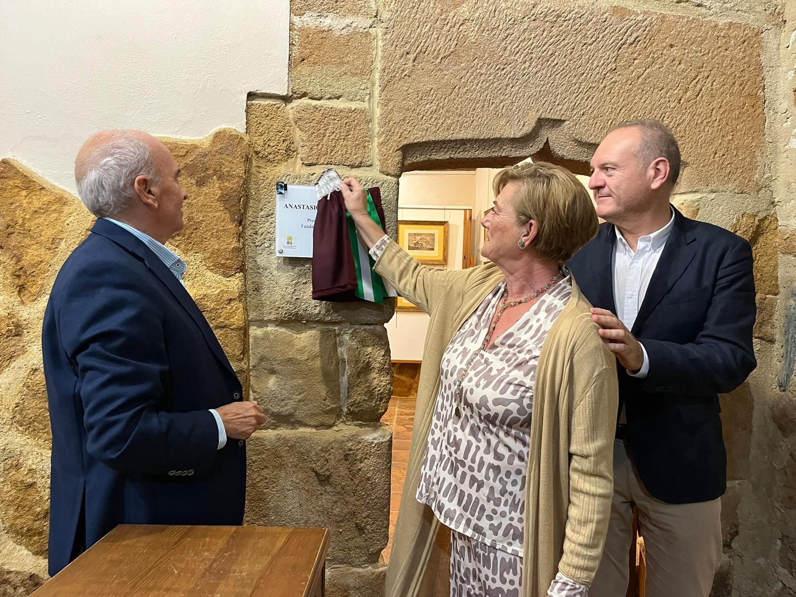 Descubrimiento de la placa en honor a Anastasio Campoy en el museo dedicado a su hermano.