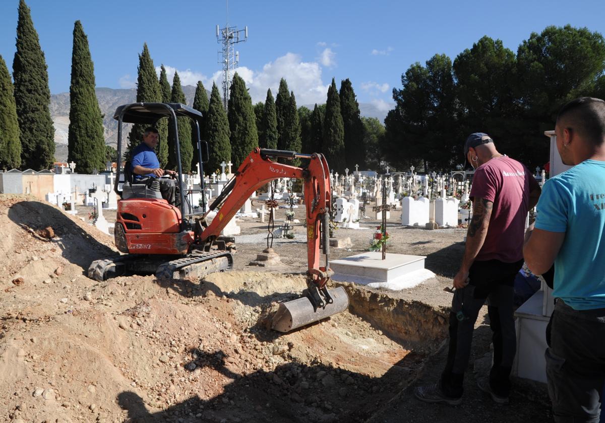 Comienzan los trabajos de exhumación de víctimas del franquismo en el cementerio de Dúrcal