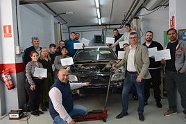 El delegado de Empleo con los alumnos de la última promoción de mecánicos.