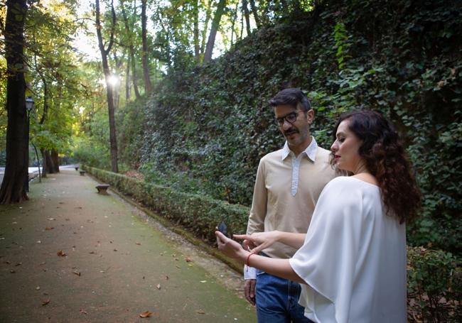 Farah conversando con Jesús Villén, uno de los miembros de su equipo, en el Bosque de la Alhambra.