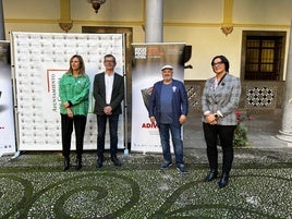 La coordinadora de Fundación Caja Rural, Poli Servián, el concejal de Cultura, Juan Ramón Ferreira, el MagoMigue y la delegada de Educación, María José Martín.