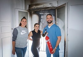 Noemí (en el centro), dueña de la vivienda, junto a Leticia, y Salvador, que extinguieron el fuego.