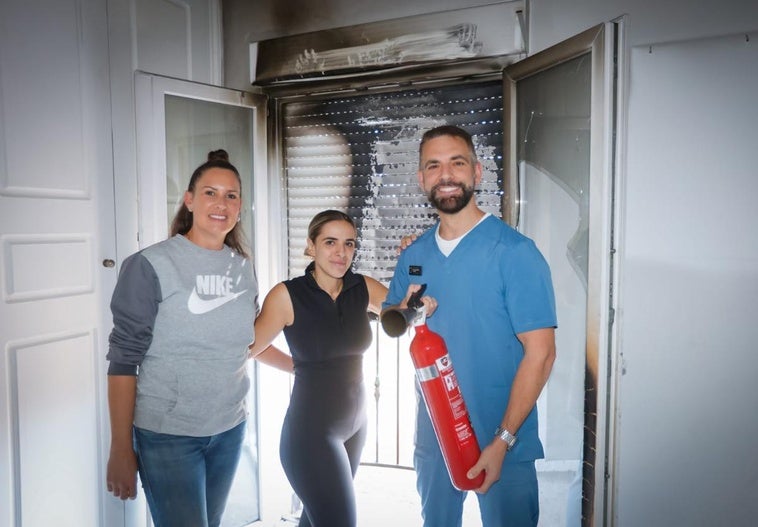 Noemí (en el centro), dueña de la vivienda, junto a Leticia, y Salvador, que extinguieron el fuego.