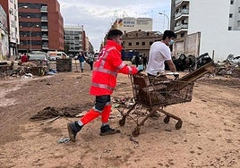Un joven voluntario trabaja en la zona de la Horta Sud de Valencia con afectados por la DANA.