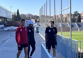 Lucas Boyé salta al campo junto al preparador físico y el segundo de Escribá.