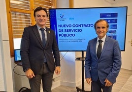 Agustín González y Valeriano Díaz presentan el servicios de autobuses.