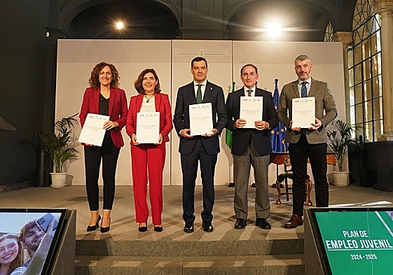 Nuria López (CC OO), Rocío Blanco, Juanma Moreno, Javier González de Lara (CEA) y Óskar Martín (UGT).