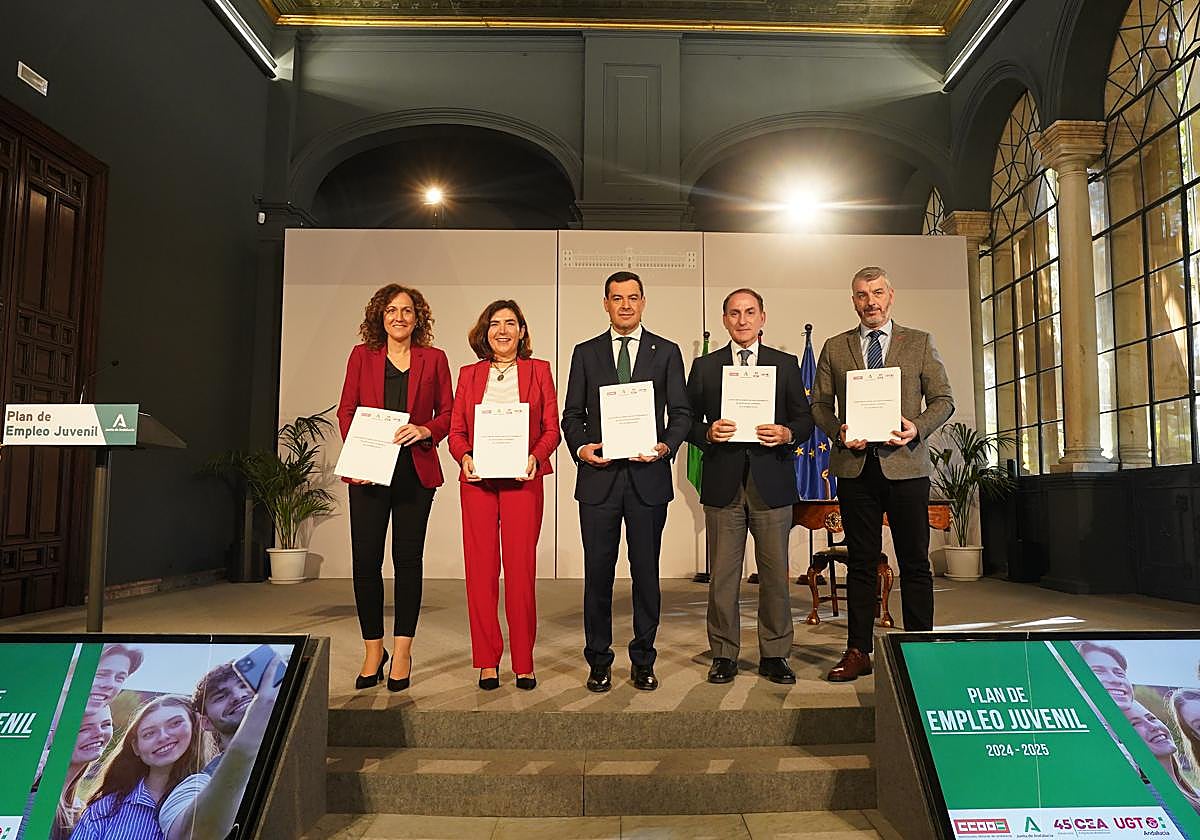Nuria López (CC OO), Rocío Blanco, Juanma Moreno, Javier González de Lara (CEA) y Óskar Martín (UGT).