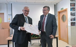 Juan de Dios Prieto, con su diploma, y el subdelegado.