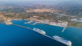 Ambos cruceros atracados en el puerto.