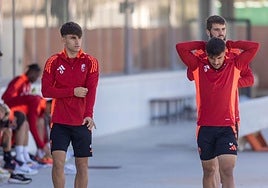 Juanma Rodelas y Lucas Pérez, detrás.