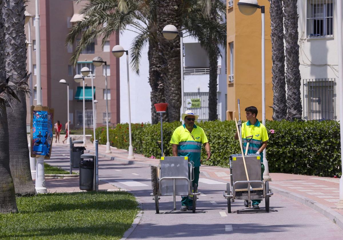 Operarios de la limpieza trabajando en Motril.