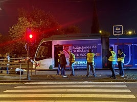 Una sábana cubre el cuerpo del hombre fallecido esta tarde arrollado por el metro de Granada.